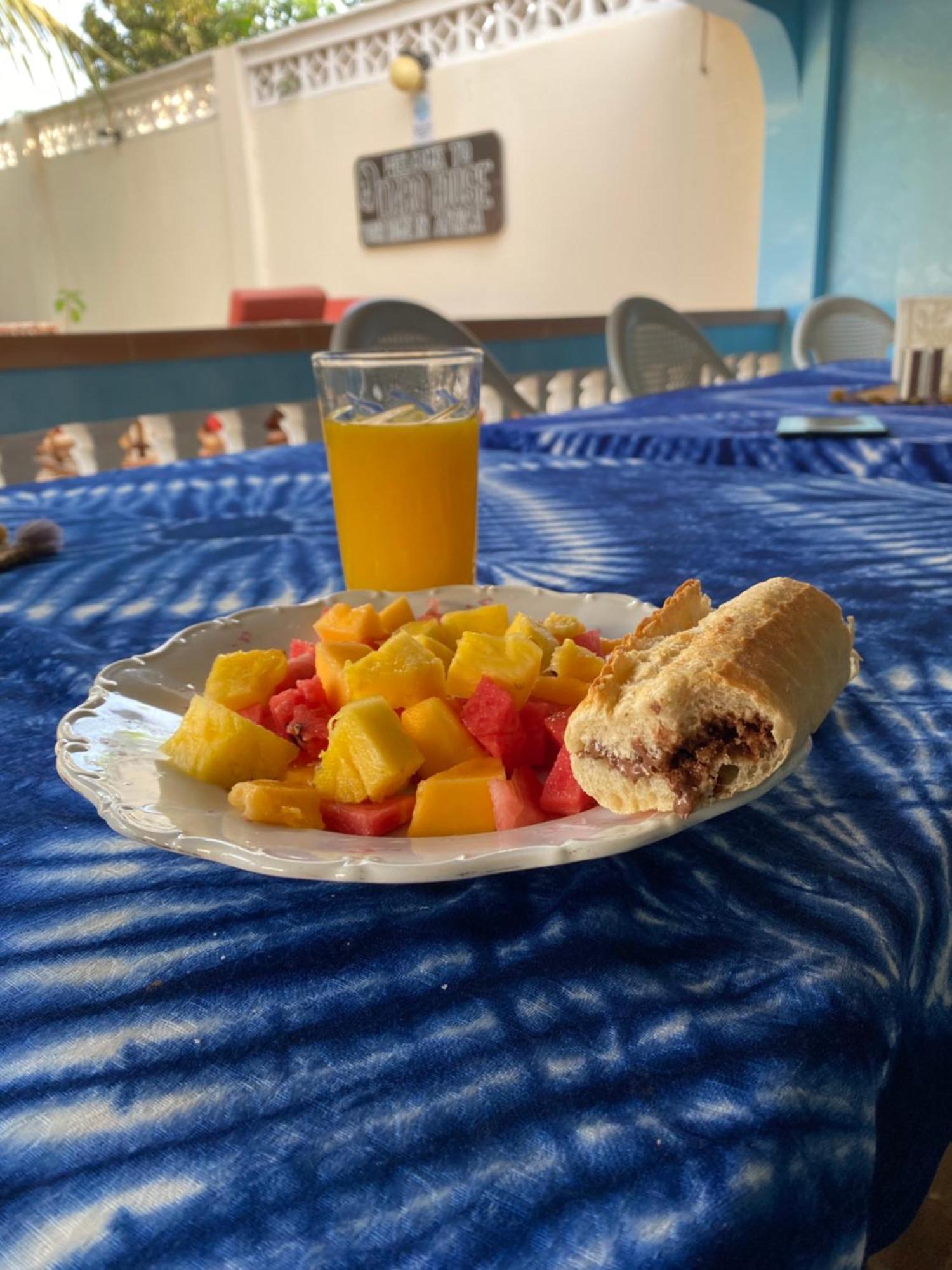 Dabo House Hotel Brufut Екстериор снимка