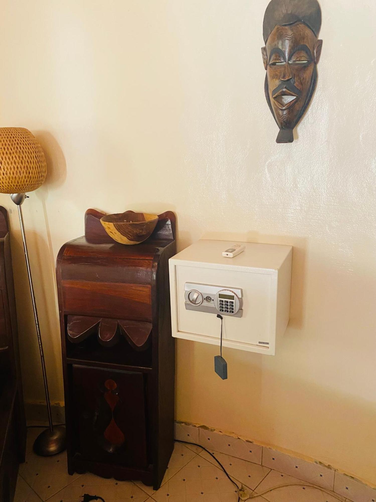 Dabo House Hotel Brufut Екстериор снимка