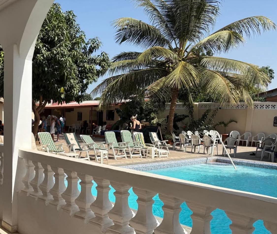 Dabo House Hotel Brufut Екстериор снимка