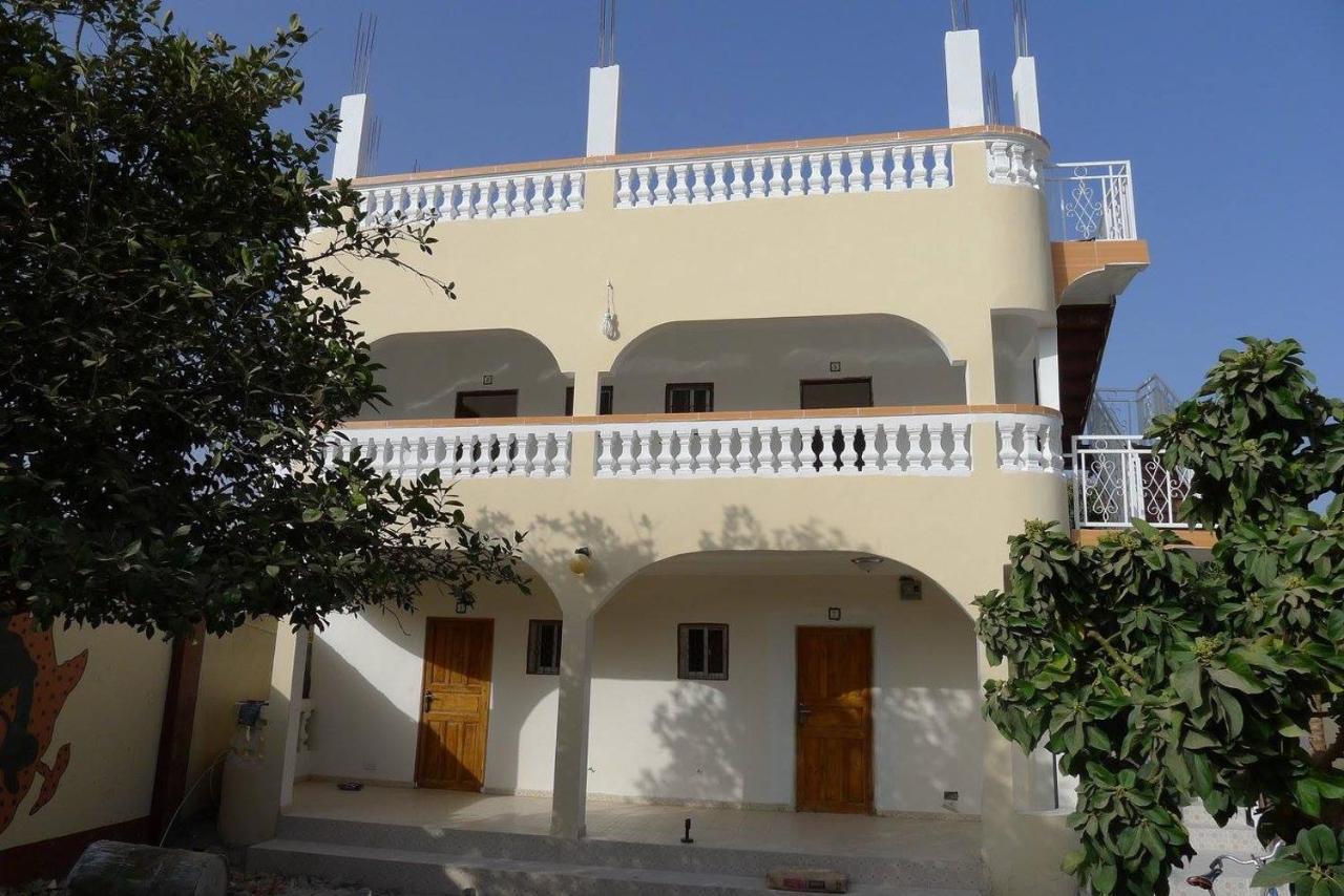 Dabo House Hotel Brufut Екстериор снимка